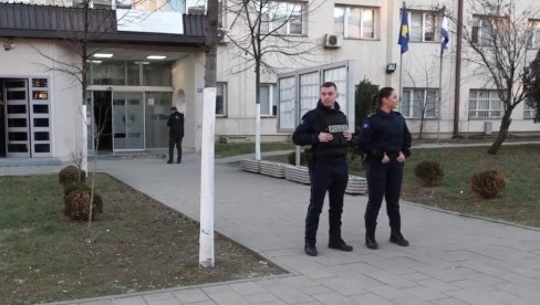 OPKOLJENA SRPSKA AMBULANTA U PRIŠTINI: Policija tzv. Kosova upala u objekat (VIDEO) OPKOLJENA SRPSKA AMBULANTA U PRIŠTINI: Policija tzv. Kosova upala u objekat (VIDEO)