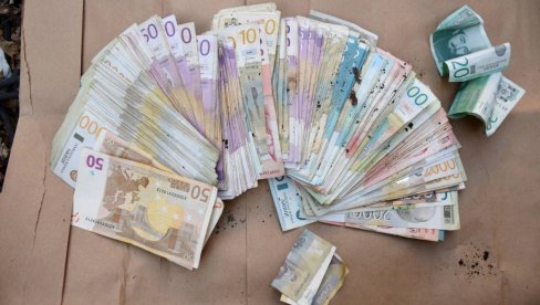RAZBOJNIK IZ ŠAPCA KOD TUŽIOCA: Opljačkao poštu kod Obrenovca RAZBOJNIK IZ ŠAPCA KOD TUŽIOCA: Opljačkao poštu kod Obrenovca