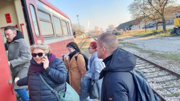 ПРУГОМ ЈЕЗДЕ НАЈВИШЕ СТУДЕНТИ И ПЕНЗИОНЕРИ: После дуге паузе, Лозничани се поново привикавају на превоз железницом до Шапца, Руме, Београда ПРУГОМ ЈЕЗДЕ НАЈВИШЕ СТУДЕНТИ И ПЕНЗИОНЕРИ: После дуге паузе, Лозничани се поново привикавају на превоз железницом до Шапца, Руме, Београда
