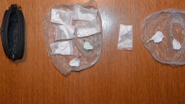 ЗАВРШЕНА ПОЛИЦИЈСКА АКЦИЈА „БОНУС“ У ТРЕБИЊУ: Одузети кокаин, ваге, пиштољи... ЗАВРШЕНА ПОЛИЦИЈСКА АКЦИЈА „БОНУС“ У ТРЕБИЊУ: Одузети кокаин, ваге, пиштољи...