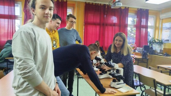 НОВА ОПРЕМА ЗА БИОЛОШКИ КАБИНЕТ: У Гимназији у Параћину унапређен квалитет наставе (ФОТО) НОВА ОПРЕМА ЗА БИОЛОШКИ КАБИНЕТ: У Гимназији у Параћину унапређен квалитет наставе (ФОТО)
