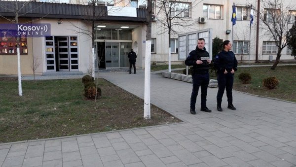 ОДВЕЛИ ИХ У СТАНИЦУ И ЗАПЛЕНИЛИ ВОЗИЛО ХИТНЕ: Особље амбуланте коју користе Срби у Приштини пуштено након више сати - амбуланта затворена ОДВЕЛИ ИХ У СТАНИЦУ И ЗАПЛЕНИЛИ ВОЗИЛО ХИТНЕ: Особље амбуланте коју користе Срби у Приштини пуштено након више сати - амбуланта затворена
