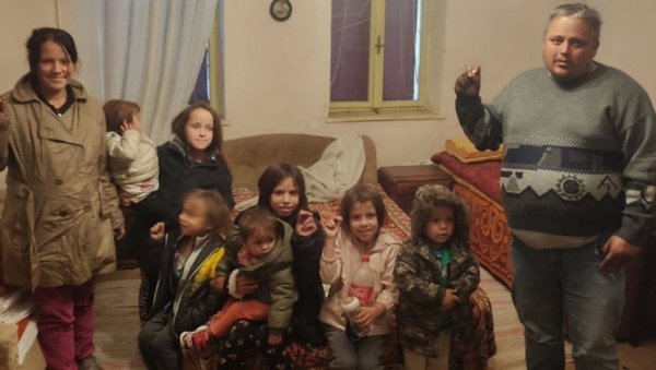 НА СВЕ НЕВОЉЕ И БОЛЕСТ ДЕЦЕ: Муке деветочлане породице из Бача - Једна ћерка оперисана, а другој установљена дечја парализа НА СВЕ НЕВОЉЕ И БОЛЕСТ ДЕЦЕ: Муке деветочлане породице из Бача - Једна ћерка оперисана, а другој установљена дечја парализа
