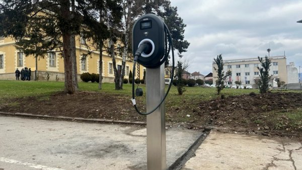 НОВИНА У ГОРЊЕМ МИЛАНОВЦУ: У центру града пуњач за електрична возила НОВИНА У ГОРЊЕМ МИЛАНОВЦУ: У центру града пуњач за електрична возила