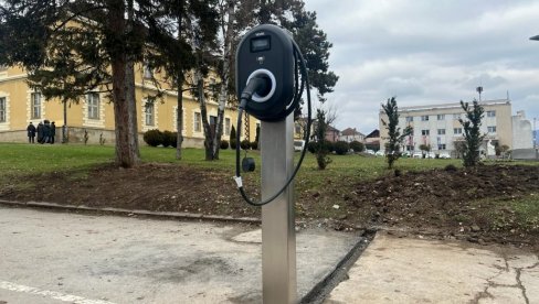 NOVINA U GORNJEM MILANOVCU: U centru grada punjač za električna vozila NOVINA U GORNJEM MILANOVCU: U centru grada punjač za električna vozila