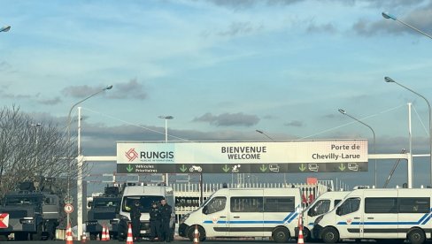 ПОЧЕЛА ХАПШЕЊА ПОЉОПРИВРЕДНИКЕ: Најупорнији учесници протеста стигли до париског кванташа одакле су одведени у марице ПОЧЕЛА ХАПШЕЊА ПОЉОПРИВРЕДНИКЕ: Најупорнији учесници протеста стигли до париског кванташа одакле су одведени у марице
