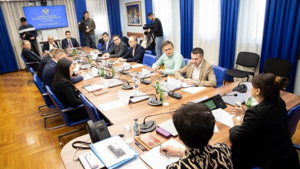 СВАЂА ЗБОГ ТУРЧИНА: Варнице на седници Уставног одбора Црне Горе између Миловића и Аџића СВАЂА ЗБОГ ТУРЧИНА: Варнице на седници Уставног одбора Црне Горе између Миловића и Аџића