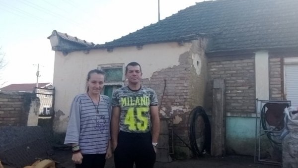 СТРЕПЕ ДА ИХ КУЋА НЕ ЗАТРПА: Деветочлана породица Крстић из Лока код Титела дане преживљава међу оронулим зидовима СТРЕПЕ ДА ИХ КУЋА НЕ ЗАТРПА: Деветочлана породица Крстић из Лока код Титела дане преживљава међу оронулим зидовима