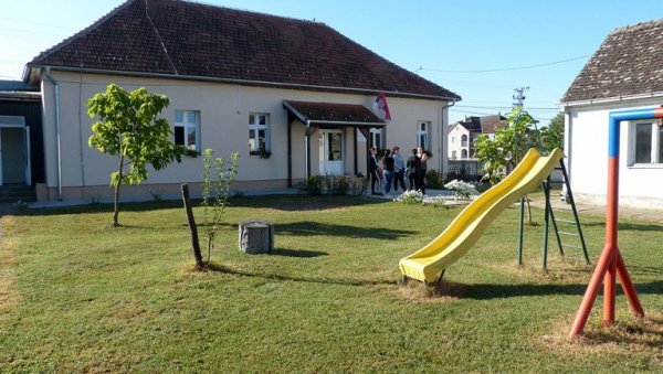 ВИРУС ГРИПА ЗАТВОРИО ШКОЛУ У ЗАСАВИЦИ: Прво покосио две учитељице, а потом свих 27 ђака и предшколаца ВИРУС ГРИПА ЗАТВОРИО ШКОЛУ У ЗАСАВИЦИ: Прво покосио две учитељице, а потом свих 27 ђака и предшколаца