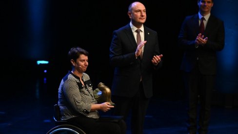 SVEČANO OBELEŽEN DAN GRADA NOVOG SADA: Paraolimpijki Borislavi Perić Ranković uručena Februarska nagrada (FOTO) SVEČANO OBELEŽEN DAN GRADA NOVOG SADA: Paraolimpijki Borislavi Perić Ranković uručena Februarska nagrada (FOTO)