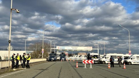 УКЛАЊАЈУ БАРИКАДЕ? Синдикати задовољни понудама премијера, под условом да буду испуњене УКЛАЊАЈУ БАРИКАДЕ? Синдикати задовољни понудама премијера, под условом да буду испуњене