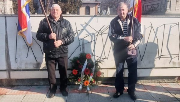 ЗА СТРАДАЛЕ У ШУМИ КОД ГОЛУБОВЦА: Венци на спомен-костурницу у Параћину (ФОТО) ЗА СТРАДАЛЕ У ШУМИ КОД ГОЛУБОВЦА: Венци на спомен-костурницу у Параћину (ФОТО)