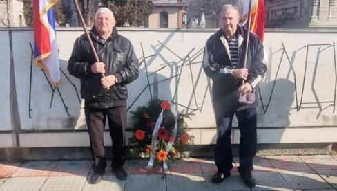 ЗА СТРАДАЛЕ У ШУМИ КОД ГОЛУБОВЦА: Венци на спомен-костурницу у Параћину (ФОТО) ЗА СТРАДАЛЕ У ШУМИ КОД ГОЛУБОВЦА: Венци на спомен-костурницу у Параћину (ФОТО)