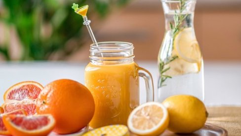 ОСВЕЖАВАЈУЋИ ЂУС НЕОДОЉИВОГ УКУСА: Домаћи сок од поморанџе и лимуна, а спрема се брзо и са мало састојака