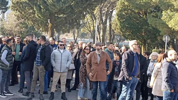 ПРОТЕСТ СИНДИКАТА УПРАВЕ И ПРАВОСУЂА У ПОДГОРИЦИ: Ако се Влада оглуши на протест, спремни смо и на штрајк ПРОТЕСТ СИНДИКАТА УПРАВЕ И ПРАВОСУЂА У ПОДГОРИЦИ: Ако се Влада оглуши на протест, спремни смо и на штрајк