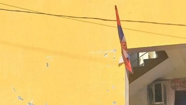 СКИНУТА ТАБЛА СА НАЗИВОМ ЛАЖНЕ ДРЖАВЕ: Уклоњен натпис са називом Република Косово у Зубином Потоку (ФОТО) СКИНУТА ТАБЛА СА НАЗИВОМ ЛАЖНЕ ДРЖАВЕ: Уклоњен натпис са називом Република Косово у Зубином Потоку (ФОТО)