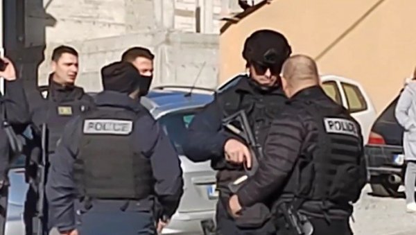 СКИНУТА ЗАСТАВА СРБИЈЕ: Тзв. косовска полиција упала у просторије општине Пећи (ВИДЕО) СКИНУТА ЗАСТАВА СРБИЈЕ: Тзв. косовска полиција упала у просторије општине Пећи (ВИДЕО)