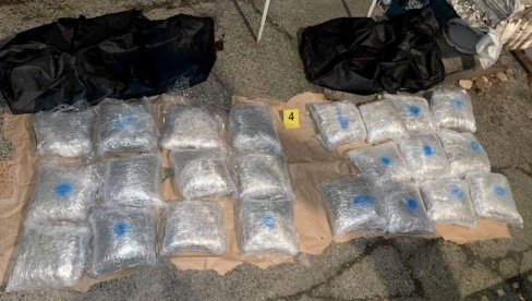 ZAPLENJENO VIŠE OD 33 KILOGRAMA DROGE: Dvojica uhapšena zbog sumnje da su trgovali narkoticima ZAPLENJENO VIŠE OD 33 KILOGRAMA DROGE: Dvojica uhapšena zbog sumnje da su trgovali narkoticima
