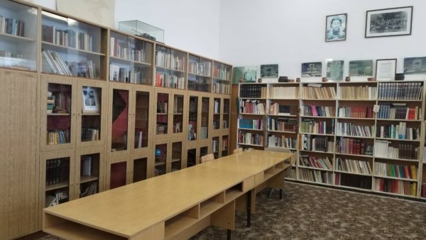 МЛАДЕНЦИ ПУНЕ ПОЛИЦЕ: Библиотека у ивањичком селу Катићи јединствена по начину настанка МЛАДЕНЦИ ПУНЕ ПОЛИЦЕ: Библиотека у ивањичком селу Катићи јединствена по начину настанка