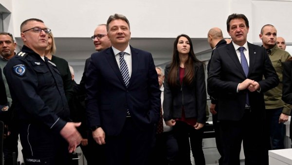 УСПОСТАВЉА СЕ СИСТЕМ ЗА ПРЕНОС ХИТНИХ ПОРУКА: Грађанима стижу информације о могућим опасностима и упутства за реаговање УСПОСТАВЉА СЕ СИСТЕМ ЗА ПРЕНОС ХИТНИХ ПОРУКА: Грађанима стижу информације о могућим опасностима и упутства за реаговање
