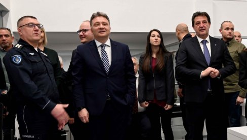 USPOSTAVLJA SE SISTEM ZA PRENOS HITNIH PORUKA: Građanima stižu informacije o mogućim opasnostima i uputstva za reagovanje USPOSTAVLJA SE SISTEM ZA PRENOS HITNIH PORUKA: Građanima stižu informacije o mogućim opasnostima i uputstva za reagovanje