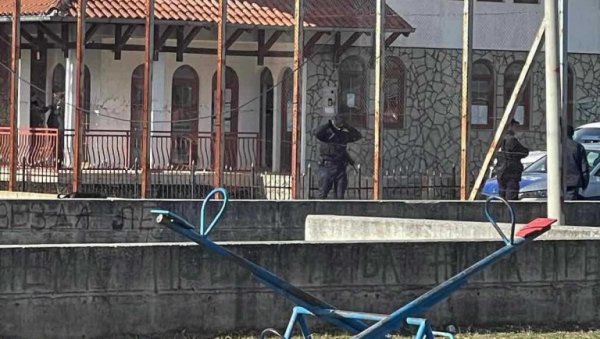 ЈУРИШ ДУГИМ ЦЕВИМА НА ОПШТИНЕ И АМБУЛАНТЕ?! Упад Куртијевих специјалаца у четири Метохијска места с циљем да се застраши наш народ ЈУРИШ ДУГИМ ЦЕВИМА НА ОПШТИНЕ И АМБУЛАНТЕ?! Упад Куртијевих специјалаца у четири Метохијска места с циљем да се застраши наш народ