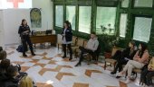 POMOĆ POVREĐENIMA U SAOBRAĆAJNOJ NESREĆI: Obuka đaka Medicinske škole u Subotici POMOĆ POVREĐENIMA U SAOBRAĆAJNOJ NESREĆI: Obuka đaka Medicinske škole u Subotici