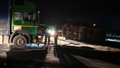 KOMBI ZAVRŠIO NA BOKU: Prve slike saobraćajne nesreće kod Bora, šest osoba povređeno (FOTO) KOMBI ZAVRŠIO NA BOKU: Prve slike saobraćajne nesreće kod Bora, šest osoba povređeno (FOTO)