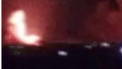 POGLEDAJTE - SNIMAK POGOĐENE AMERIČKE BAZE: Ogroman požar nakon raketnog udara u Siriji - Oglasilo se sirijsko ministarstvo odbrane (VIDEO) POGLEDAJTE - SNIMAK POGOĐENE AMERIČKE BAZE: Ogroman požar nakon raketnog udara u Siriji - Oglasilo se sirijsko ministarstvo odbrane (VIDEO)