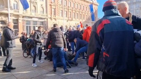 TUČA U CENTRU ZAGREBA: Posvađali se klečavaci i anti-klečavaci - Nestvarne scene na Trgu Bana Jelačića TUČA U CENTRU ZAGREBA: Posvađali se klečavaci i anti-klečavaci - Nestvarne scene na Trgu Bana Jelačića