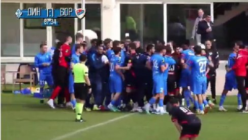 HAOS NA UTAKMICI BORCA I DINAMA: Rusi pobesneli, opšta tuča sa Banjalučanima (VIDEO) HAOS NA UTAKMICI BORCA I DINAMA: Rusi pobesneli, opšta tuča sa Banjalučanima (VIDEO)