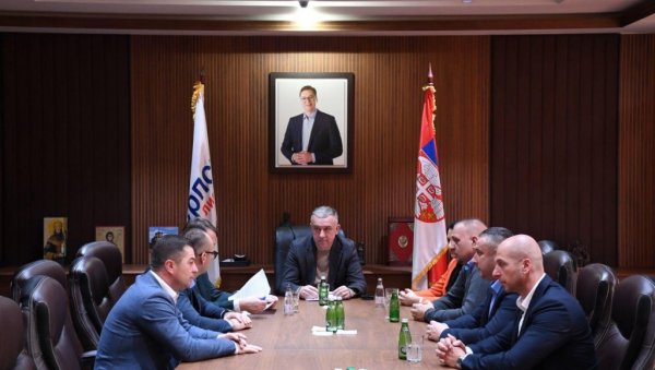 ДУПЛИ КЉУЧ СЕ НИКАКО НЕ СМЕ ИСПУСТИТИ: Важно да СЛ задржи 10 мандата, јер би лојалне Србе Курти искористио за промену устава ДУПЛИ КЉУЧ СЕ НИКАКО НЕ СМЕ ИСПУСТИТИ: Важно да СЛ задржи 10 мандата, јер би лојалне Србе Курти искористио за промену устава