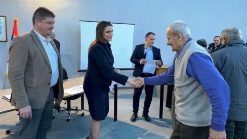 POMOĆNICA MINISTRA SANJA LAKIĆ: Podelila u Paraćinu boračke legitimacije POMOĆNICA MINISTRA SANJA LAKIĆ: Podelila u Paraćinu boračke legitimacije