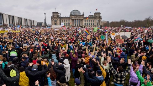 ВЕЛИКИ ПРОТЕСТ У БЕРЛИНУ: Изашло више од 150.000 људи, огласио се и Шолц