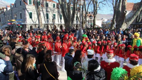 KARAVAN MIMOZE TRADICIONALNO POSETIO TREBINJE: Žuti cvet i veselo društvo obradovali Trebinjce KARAVAN MIMOZE TRADICIONALNO POSETIO TREBINJE: Žuti cvet i veselo društvo obradovali Trebinjce
