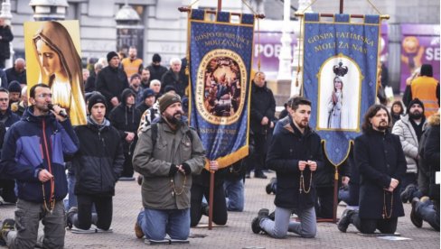 KLEČAVCI NA UDARU PROVOKATORA IZ EU?! U Zagrebu incident sa Vitezovima Bezgrešnog Srca Marijina KLEČAVCI NA UDARU PROVOKATORA IZ EU?! U Zagrebu incident sa Vitezovima Bezgrešnog Srca Marijina