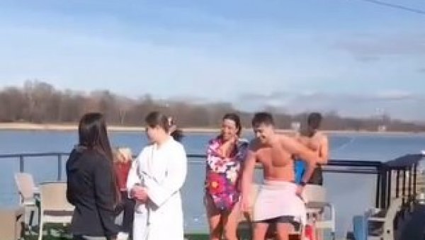 НЕСВАКИДАШЊА СЦЕНА НА АДИ ЦИГАНЛИЈИ: Београђани се купају као у сред лета (ВИДЕО) НЕСВАКИДАШЊА СЦЕНА НА АДИ ЦИГАНЛИЈИ: Београђани се купају као у сред лета (ВИДЕО)