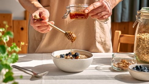 DORUČAK U KOME ĆETE DA UŽIVATE: Granola - zdrava, lagana DORUČAK U KOME ĆETE DA UŽIVATE: Granola - zdrava, lagana