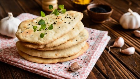 OSVOJIĆE VAS OD PRVOG ZALOGAJA: NAAN HLEB, dolazi iz Indije, a hrskav i poseban OSVOJIĆE VAS OD PRVOG ZALOGAJA: NAAN HLEB, dolazi iz Indije, a hrskav i poseban