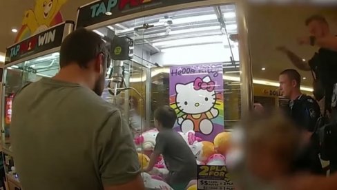 DEČAK UPAO U AUTOMAT ZA IGRAČKE: Izbavila ga policija (VIDEO) DEČAK UPAO U AUTOMAT ZA IGRAČKE: Izbavila ga policija (VIDEO)