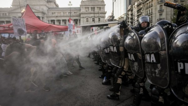 ОТКАЗ БЕЗ ОБРАЗЛОЖЕЊА, 10 ДАНА ПОРОДИЉСКОГ ОСУСТВА: Протести у Аргентини због радикалних реформи, више повређених у сукобима са полицијом ОТКАЗ БЕЗ ОБРАЗЛОЖЕЊА, 10 ДАНА ПОРОДИЉСКОГ ОСУСТВА: Протести у Аргентини због радикалних реформи, више повређених у сукобима са полицијом