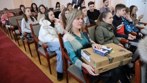УЖИЧАНИ РАСПОДЕЛИЛИ ДОНАЦИЈУ МИНИСТАРСТВА Лаптоп рачунари у правим рукама УЖИЧАНИ РАСПОДЕЛИЛИ ДОНАЦИЈУ МИНИСТАРСТВА Лаптоп рачунари у правим рукама