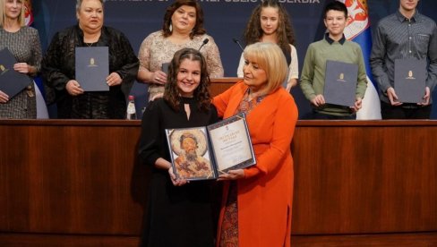 ZNANJE OLAKŠAVA ŠKOLOVANJE: Vasilisa Milojković, učenica iz Ćuprija, dobitnica Svetosavske nagrade (FOTO) ZNANJE OLAKŠAVA ŠKOLOVANJE: Vasilisa Milojković, učenica iz Ćuprija, dobitnica Svetosavske nagrade (FOTO)