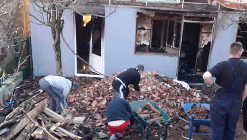 TU KUĆU PRAVIO JE JOŠ MOJ PRADEDA: Tuga porodice Tanasković, kod Paraćina, u požaru ostali bez krova nad glavom (FOTO) TU KUĆU PRAVIO JE JOŠ MOJ PRADEDA: Tuga porodice Tanasković, kod Paraćina, u požaru ostali bez krova nad glavom (FOTO)