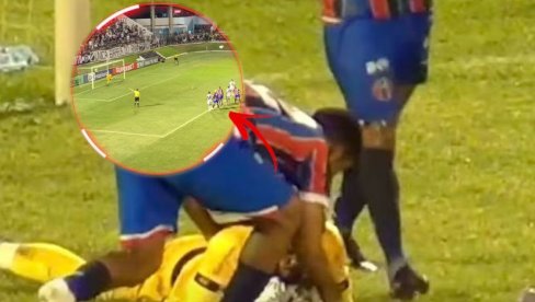 TEŠKO DA STE VIDELI BIZARNIJI PENAL: Golman uhvatio loptu, bek napravio neviđenu glupost (VIDEO) TEŠKO DA STE VIDELI BIZARNIJI PENAL: Golman uhvatio loptu, bek napravio neviđenu glupost (VIDEO)
