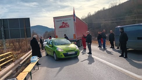 ZAVRŠENA BLOKADA PUTA KOD RUDARA: Masovnije okupljanje Srba raseljenih sa KiM i nastavak blokade sledećeg ponedeljka (FOTO/VIDEO)