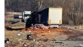 JEDNA OSOBA POGINULA U SUDARU DVA KAMIONA: Teška saobraćajna nesreća kod Paraćina JEDNA OSOBA POGINULA U SUDARU DVA KAMIONA: Teška saobraćajna nesreća kod Paraćina