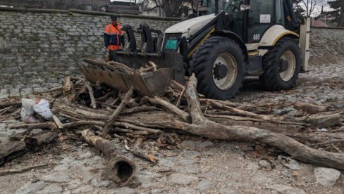 КАД ПАДНЕ ВОДОСТАЈ ДУНАВА, ВОДА ИЗБАЦИ СВАШТА НА ОБАЛУ: Комуналне екипе очистиле приобаље у Земуну