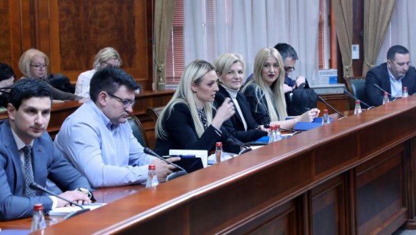 ОДРЖАН ТРЕЋИ САСТАНАК РАДНЕ ГРУПЕ ЗА УРЕЂЕЊЕ ТРЖИШТА И РОБНЕ БЕРЗЕ: Усвојене су новине, а ево на шта ће се односити ОДРЖАН ТРЕЋИ САСТАНАК РАДНЕ ГРУПЕ ЗА УРЕЂЕЊЕ ТРЖИШТА И РОБНЕ БЕРЗЕ: Усвојене су новине, а ево на шта ће се односити