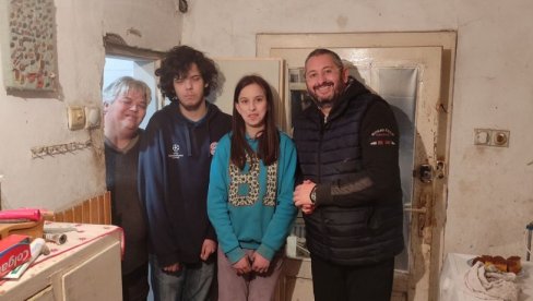 KUPATILO DA SPERE BEDU: Dragana Mitić iz Debeljače i njeno dvoje dece više ne moraju da se kupaju u koritu KUPATILO DA SPERE BEDU: Dragana Mitić iz Debeljače i njeno dvoje dece više ne moraju da se kupaju u koritu